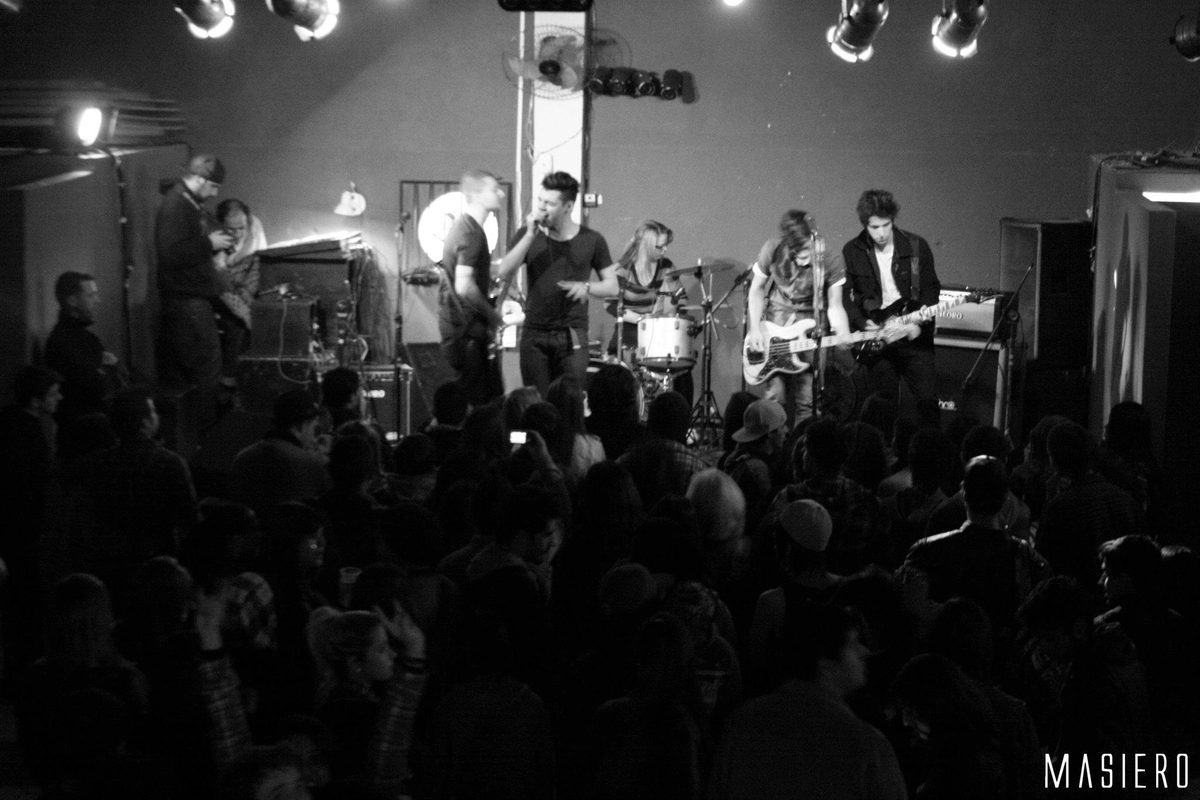 Banda no palco diante do público. Foto: Masiero.